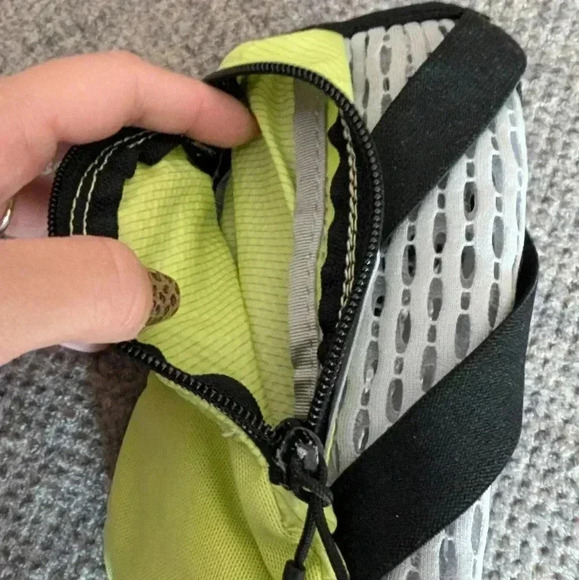 CamelBak Handheld Water Bottle Carrier - Picture 2 of 3